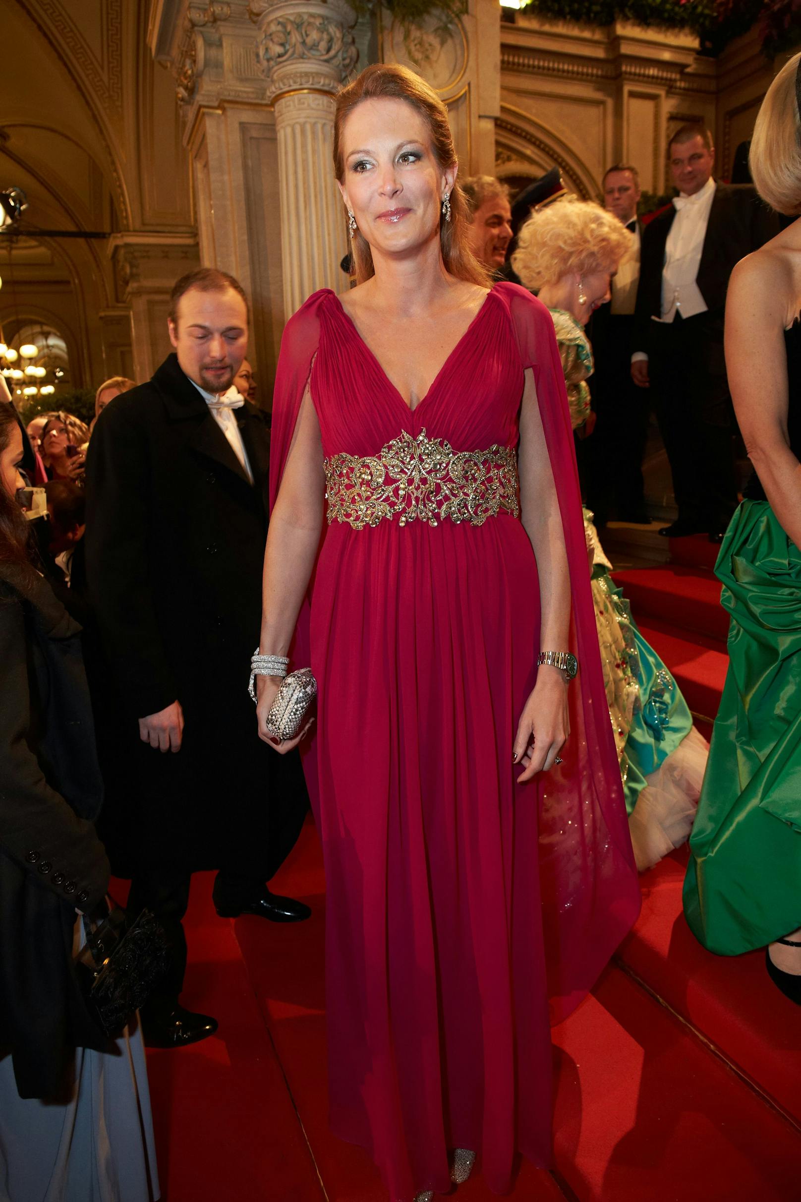 Am Opernball 2013 begeisterte Dichand in einer rot-pinken Robe.