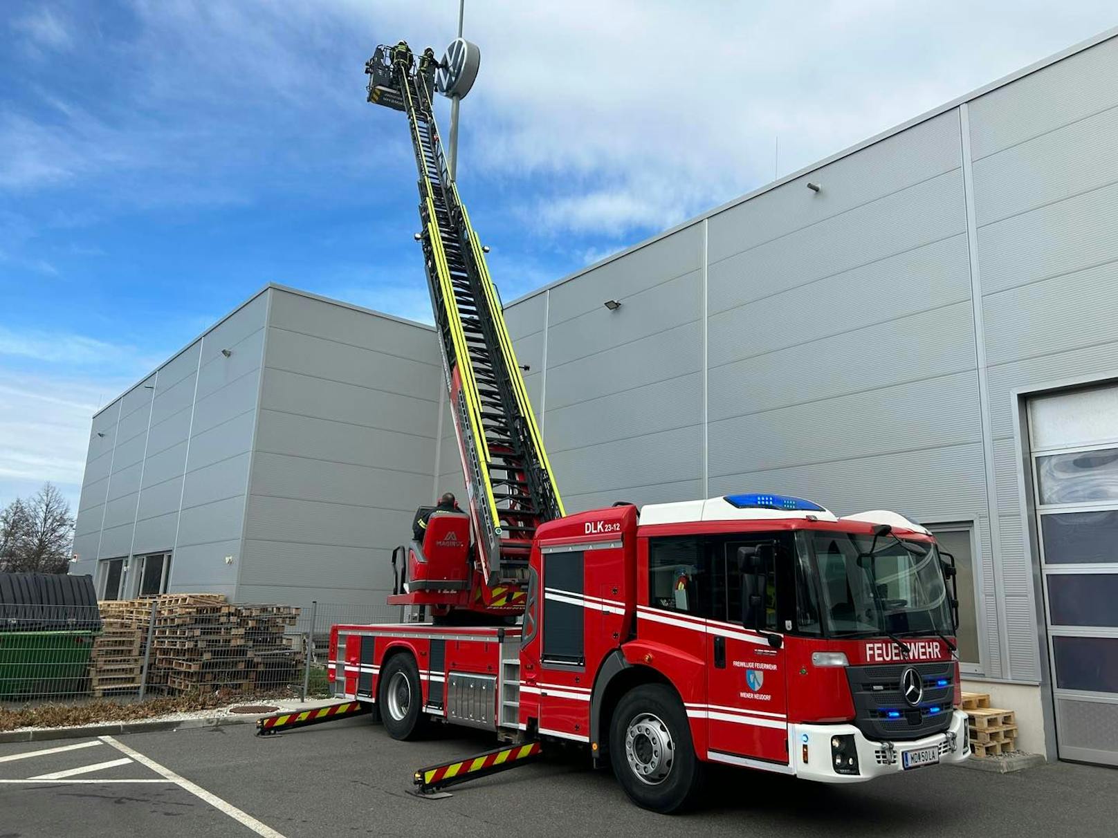 Die Feuerwehr kam mit der Drehleiter.