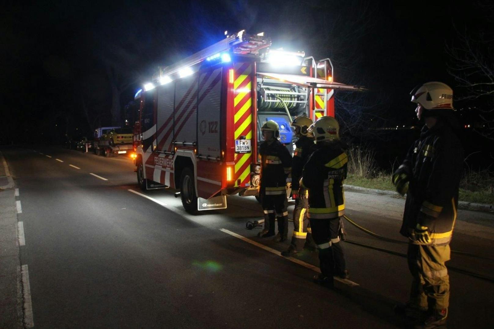 Als die Feuerwehr eintraf war bereits das ganze Wohnhaus evakuiert worden.