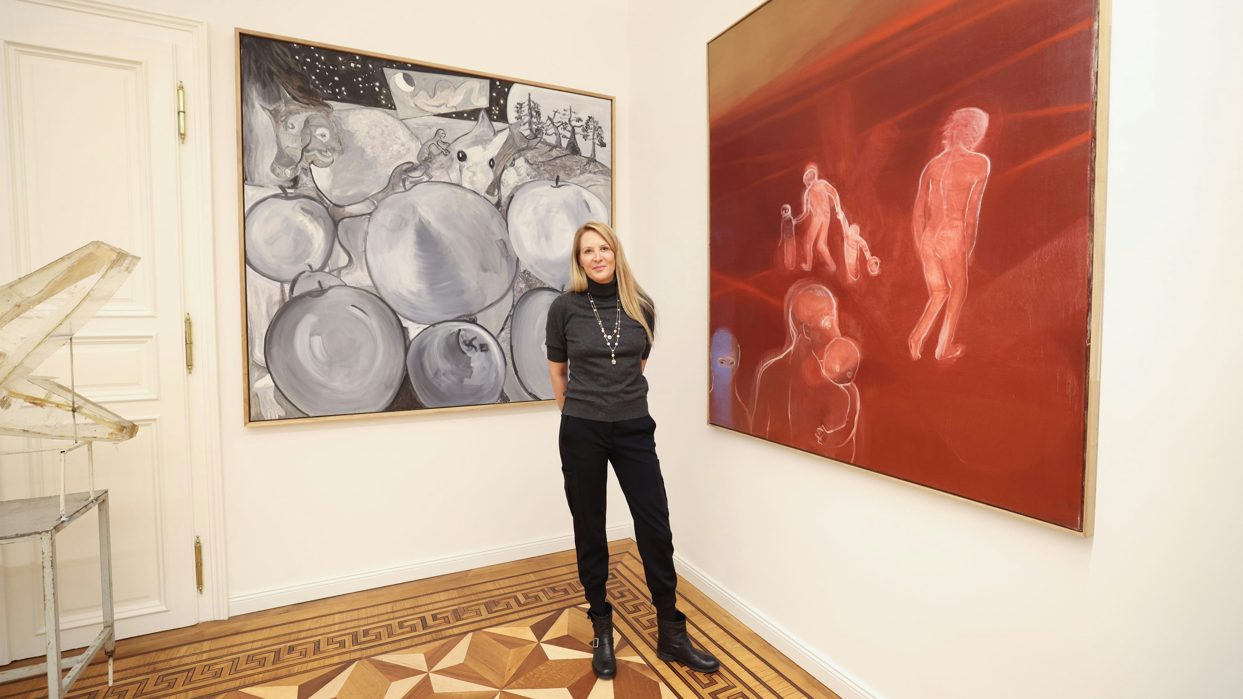 Kunstvoll: Eva Dichand im Verlagshaus von <em>"Heute"</em> vor "Between Us Space (4)" von Tobias Pils (l.) und "gehenmüssen" von Miriam Cahn