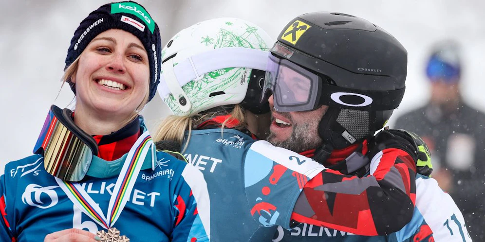 Sabine Schöffmann jubelt nach Einzel-Bronze mit Andreas Prommegger über Team-Silber.