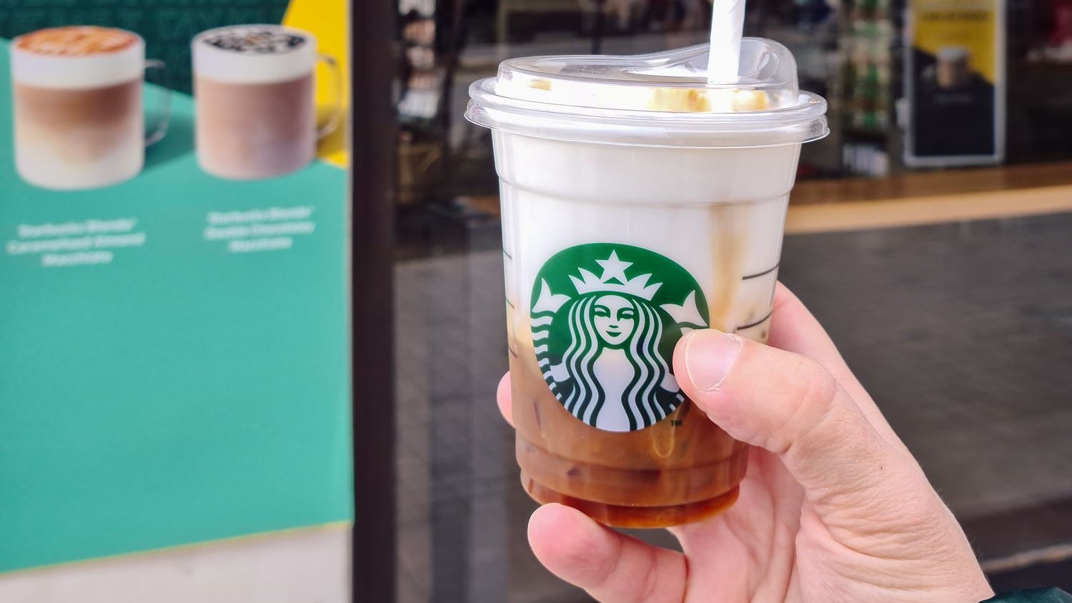 Ein Starbucks Macchiato in einem Plastikbecher vor einer griechischen Filiale. Symbolbild.