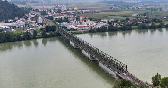 Die Brücke verbindet seit 1961 Ober- und Niederösterreich.