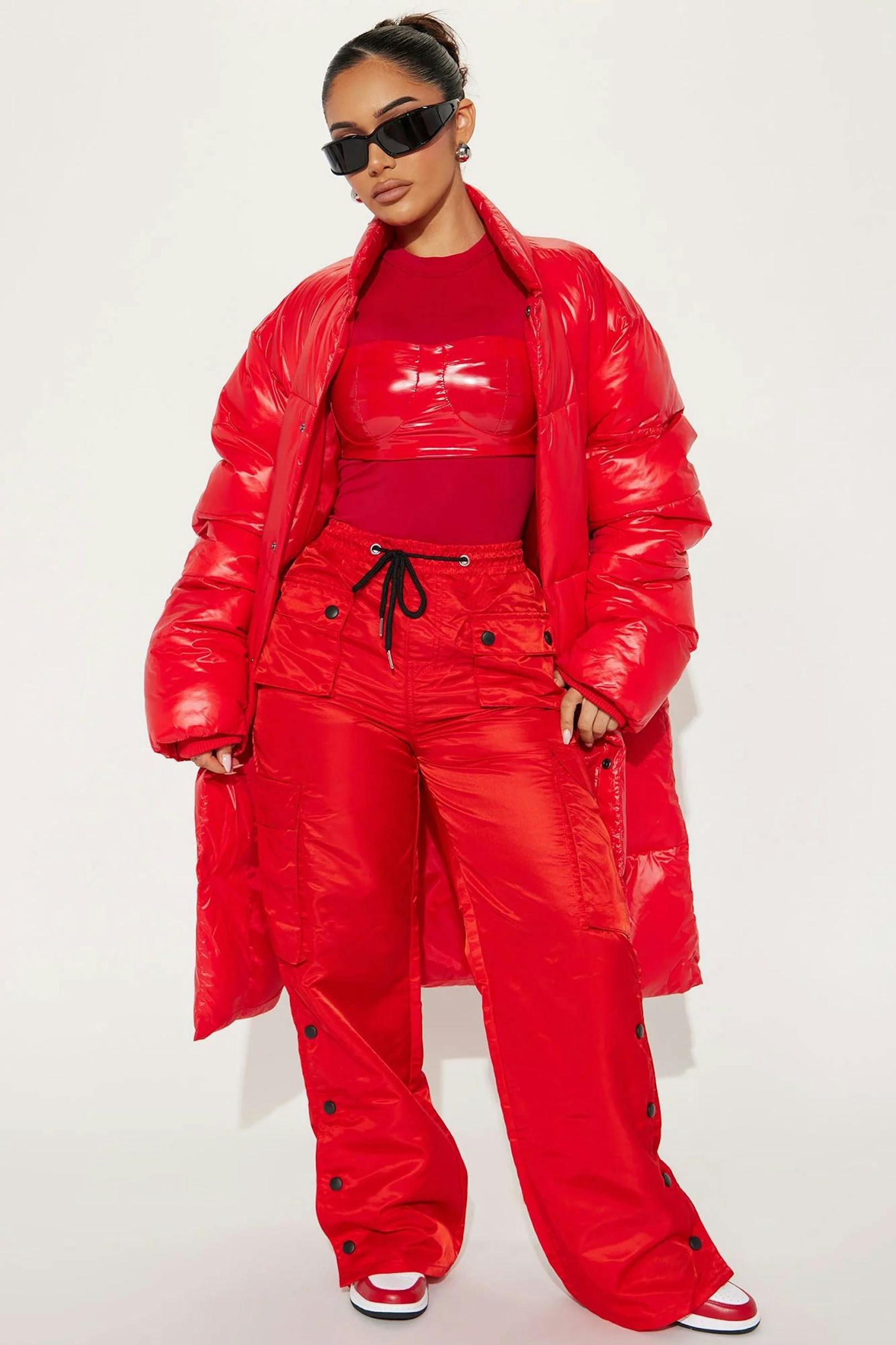 Riri Long Puffer Jacket nennt Fashion Nova die Kopie von Rihannas Mantel um gerade einmal 34,95 Euro.