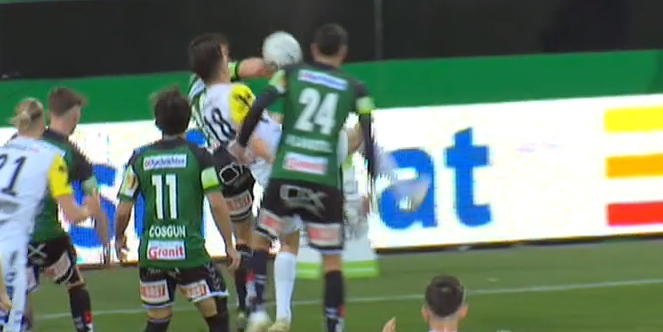 Turi spielt den Ball mit der Hand.