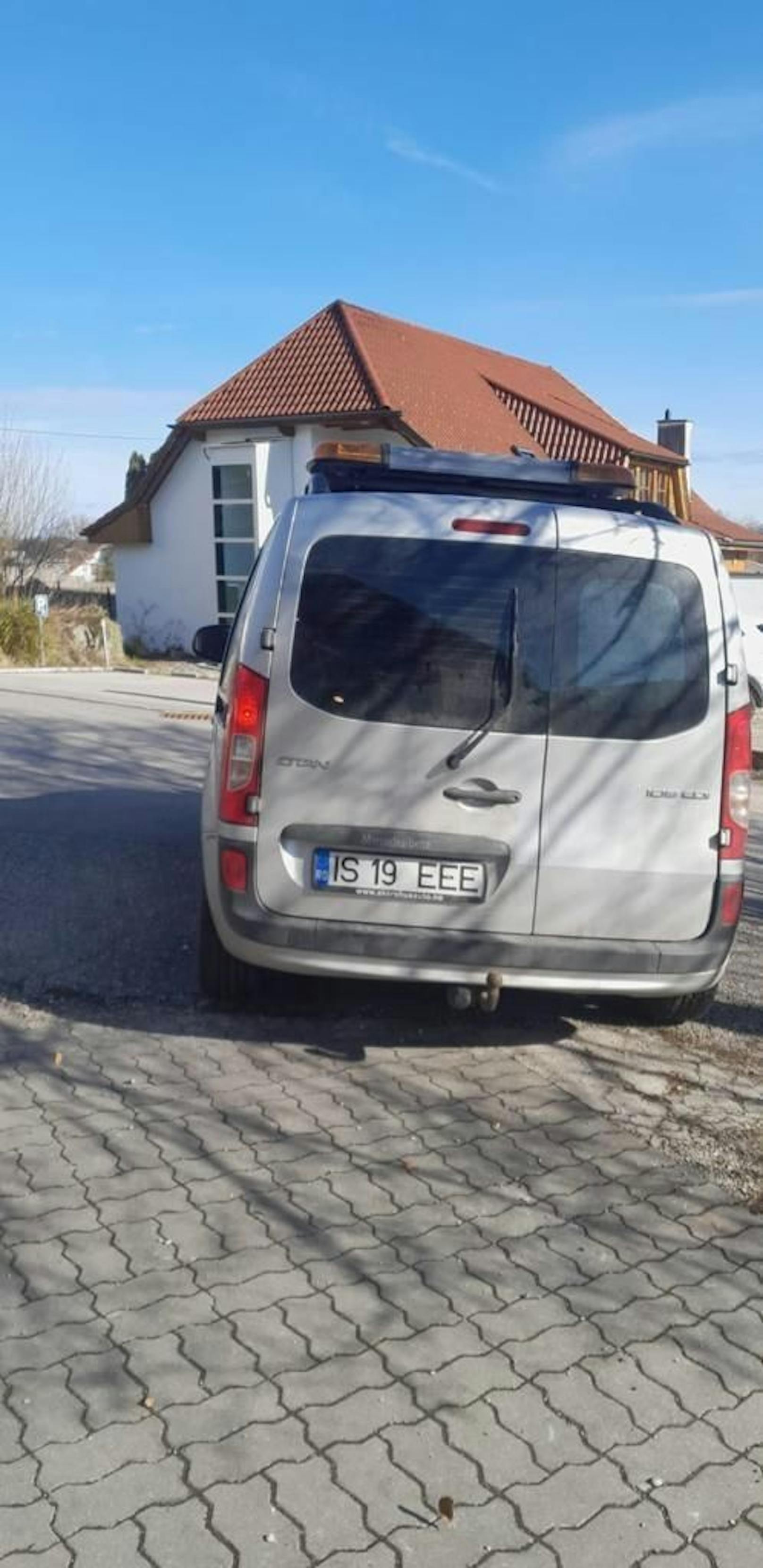Der Lieferwagen des Mannes hat ein rumänisches Kennzeichen.