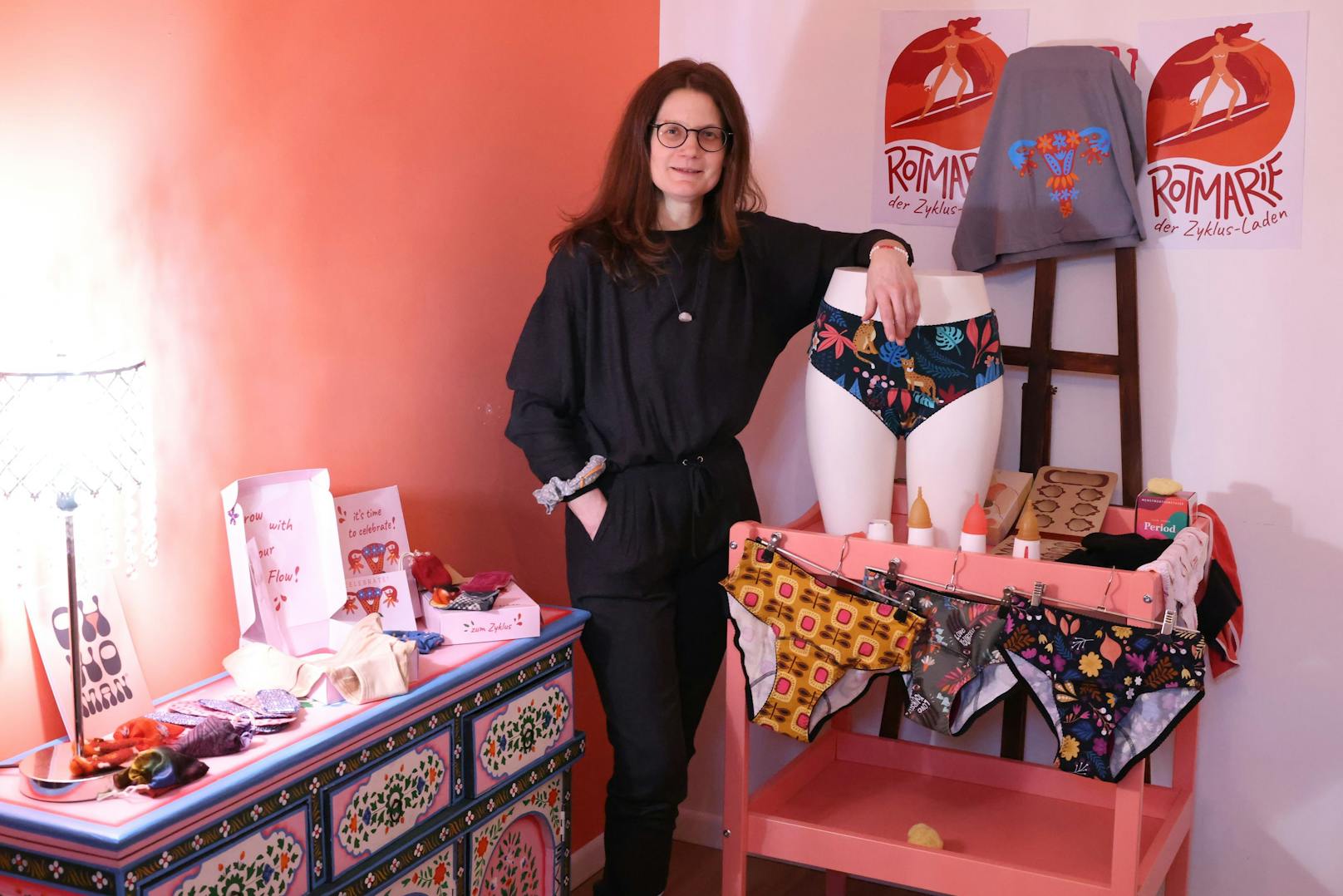 "Die Periode ist keine Krankheit", sagt Angelika Burgsteiner. Die 48-jährige startete mit "Rotmarie" einen Onlineshop für Menstruationsprodukte, will das Thema enttabuisieren.