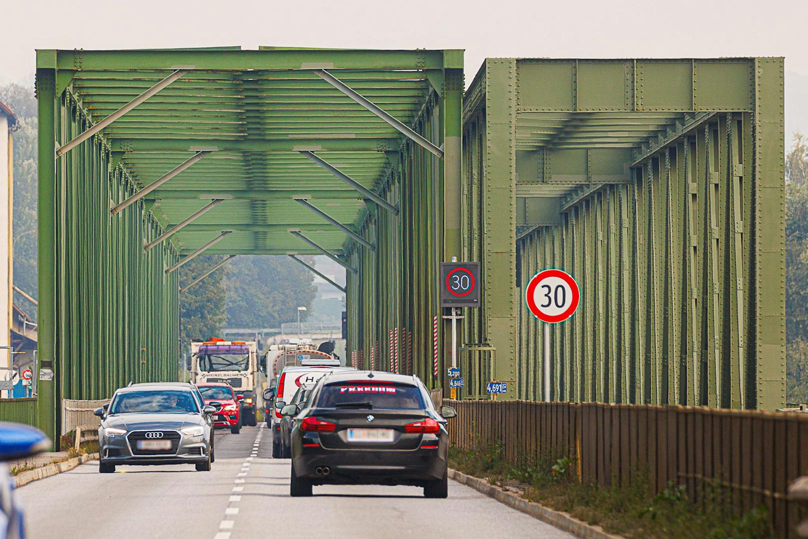 Seit 1. März werden alle gestraft, die sich auf der Donaubrücke Mauthausen nicht ans Tempo 30 halten.