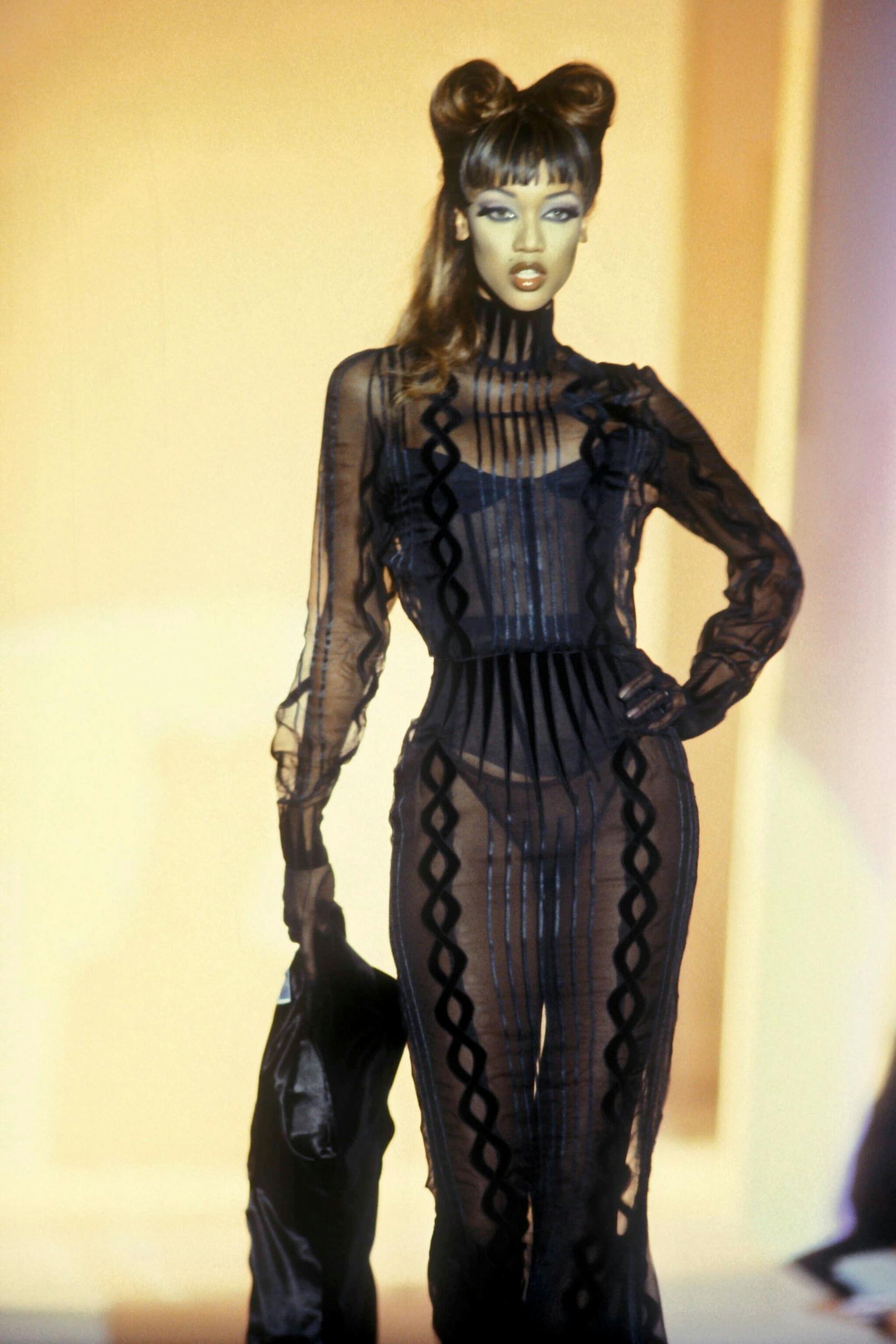 Die Betonung der Taille war die Spezialität von Thierry Mugler. Sein Haute Couture Atelier in Paris schuf unglaubliche Modelle, die bis heute bei Sammlern oder in Museen hängen.