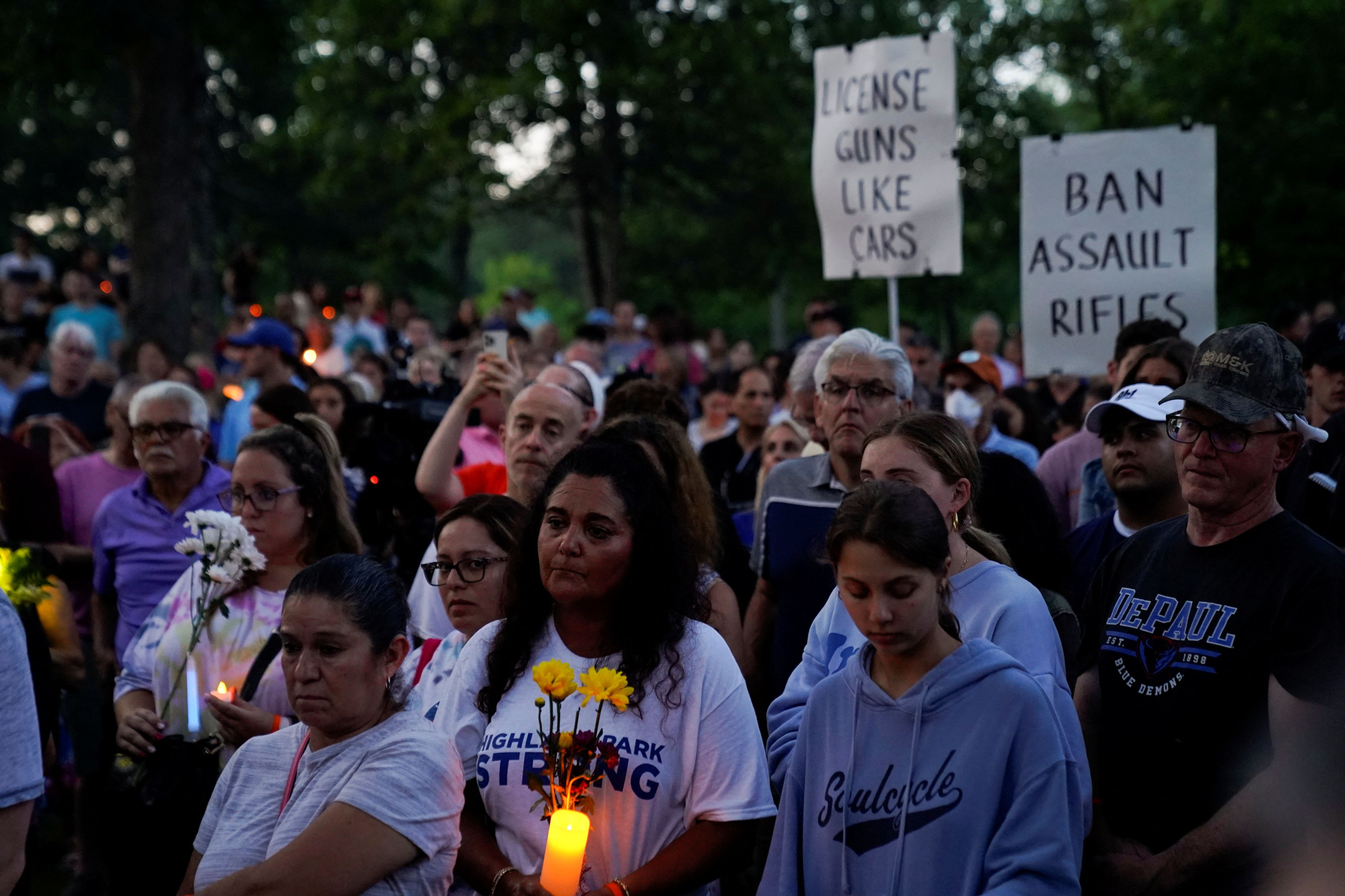 Trauernde nach einer Massenschießerei in einem Vorort von Chicago, Illinois am 7. Juli 2022. 