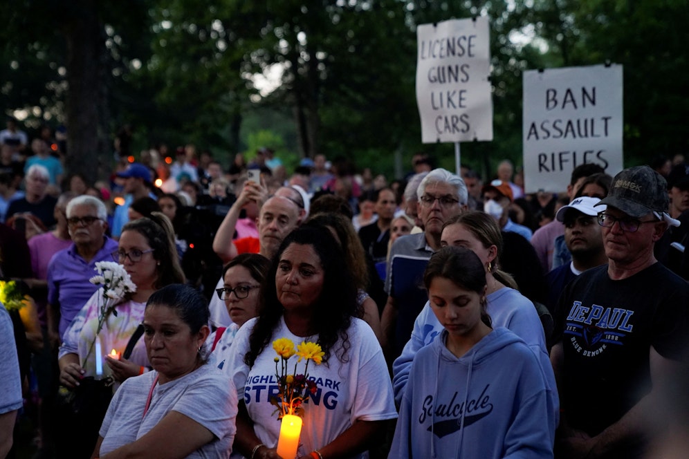 Trauernde nach einer Massenschießerei in einem Vorort von Chicago, Illinois am 7. Juli 2022. 