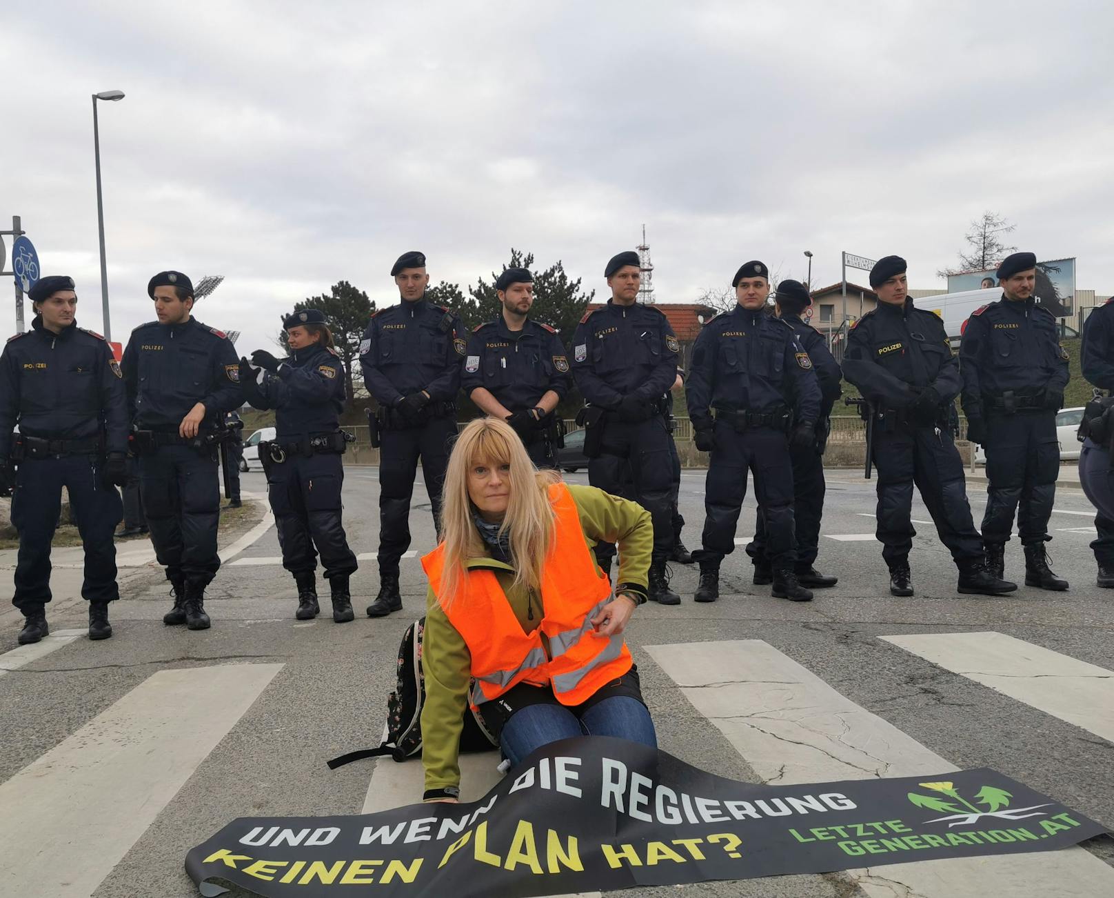 Weitere Bilder der Straßenblockade der "Letzten Generation" am 22. Februar 2023 in Wien.