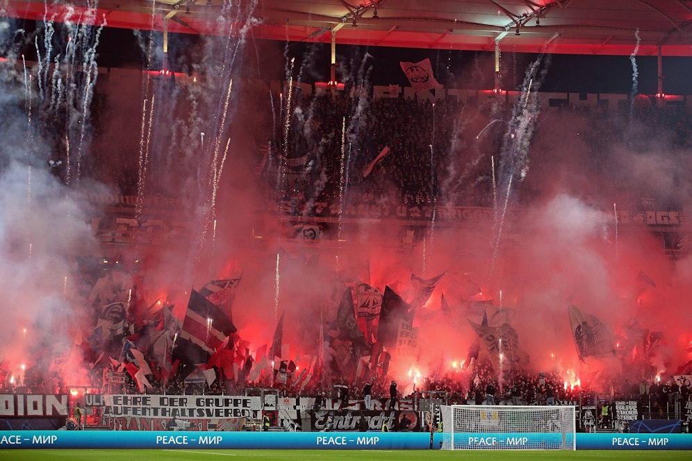 Die Frankfurt-Fans zündeln während des Spiels.
