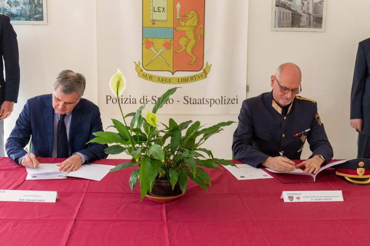 Quästor Dr. Giancarlo Pallini und Tirols Landespolizeidirektor Edelbert Kohler bei der Vertragsunterzeichnung am Brenner