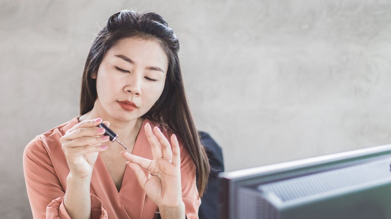 Im Sommer brauchen deine Nägel eine Ewigkeit bis sie endlich trocken sind. Das gegenteilige Wetter erweist sich allerdings als große Hilfe beim Lackieren deiner Nägel.