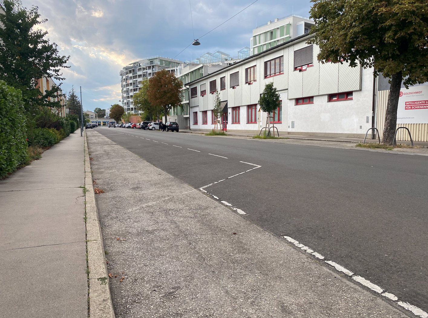 Kein einziges parkendes Auto weit und breit auf der Erlaaer Straße in Liesing – 