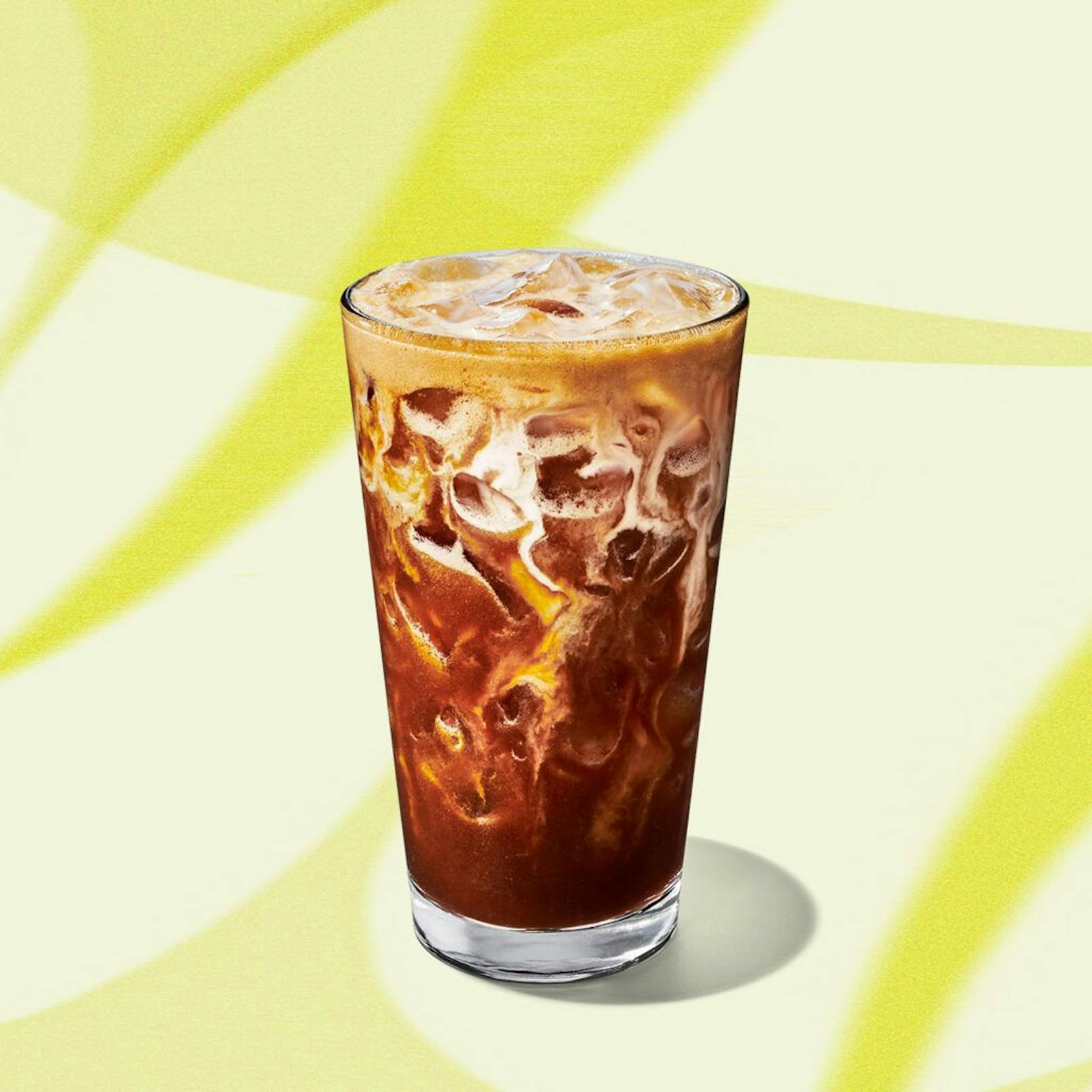 Starbucks mischt jetzt Olivenöl in den Kaffee: im Bild der "Oleato Iced Shaken Espresso"