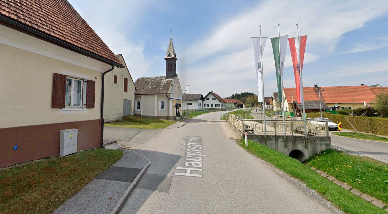 Blick auf die Hauptstraße und die Kapelle in Pirka, Graz-Umgebung.