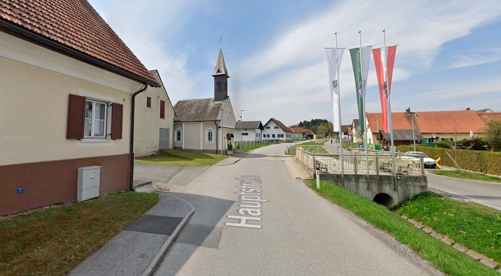 Blick auf die Hauptstraße und die Kapelle in Pirka, Graz-Umgebung.