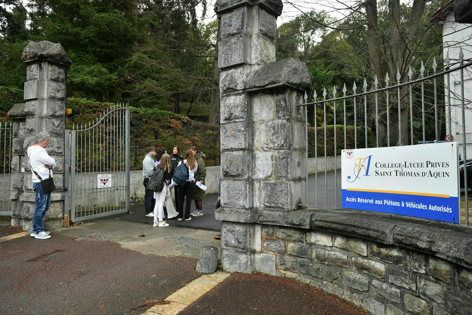 Eingang der Mittelschule Saint-Thomas d'Aquin in Saint-Jean-de-Luz, Südwestfrankreich.