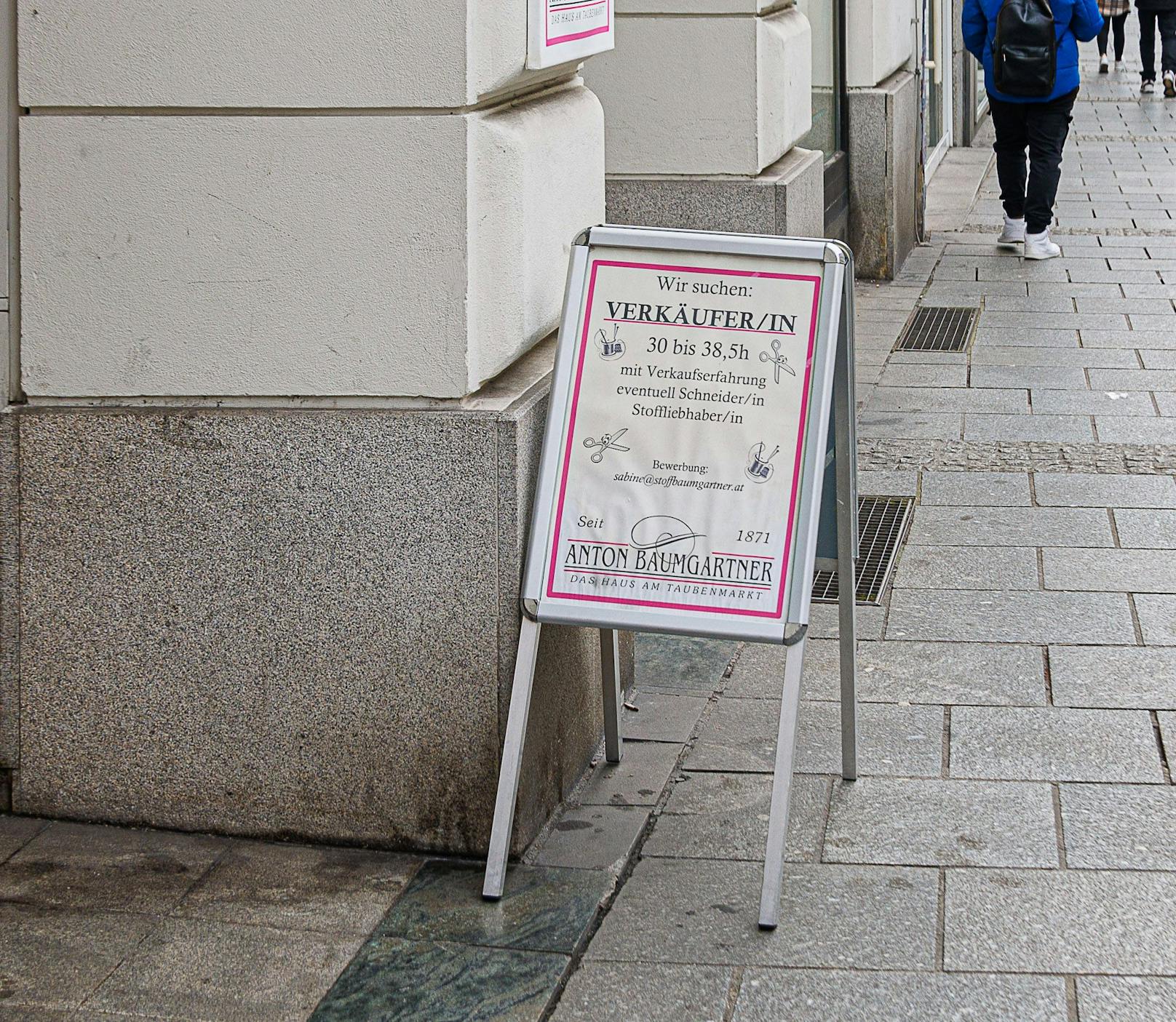 Wer mit offenen Augen entlang der Linzer Shopping-Meile schlendert, sieht sie überall: Schilder mit dem Hinweis "Wir suchen Verkäufer".