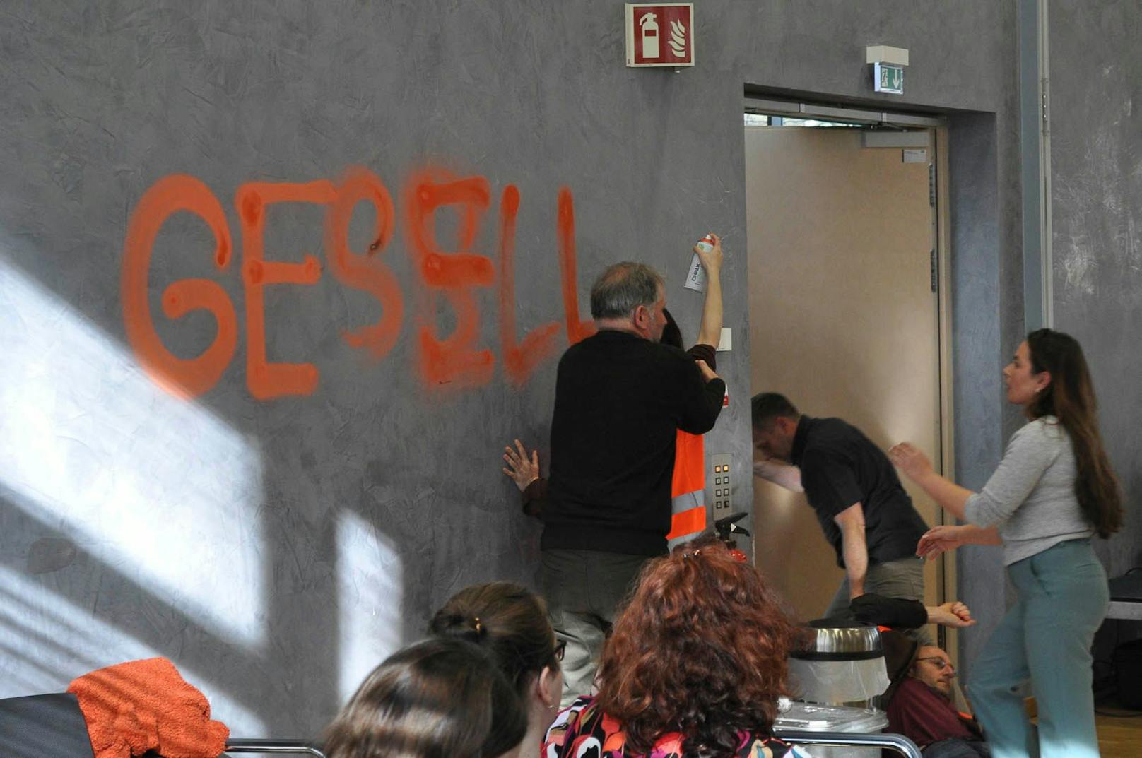 21. Februar 2023: Klima-Aktivisten der "Letzten Generation" unterbrechen eine politische Sitzung im Haus der Region Hannover und beschmieren die Wände mit Farbe.