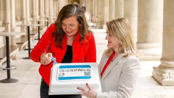Mobilitätsstadträtin Ulli Sima (SPÖ) und NEOS Klubobfrau Bettina Emmerling feiern den einjährigen Geburtstag des Wiener Parkpickerls – aber nicht alle sind in Feierlaune