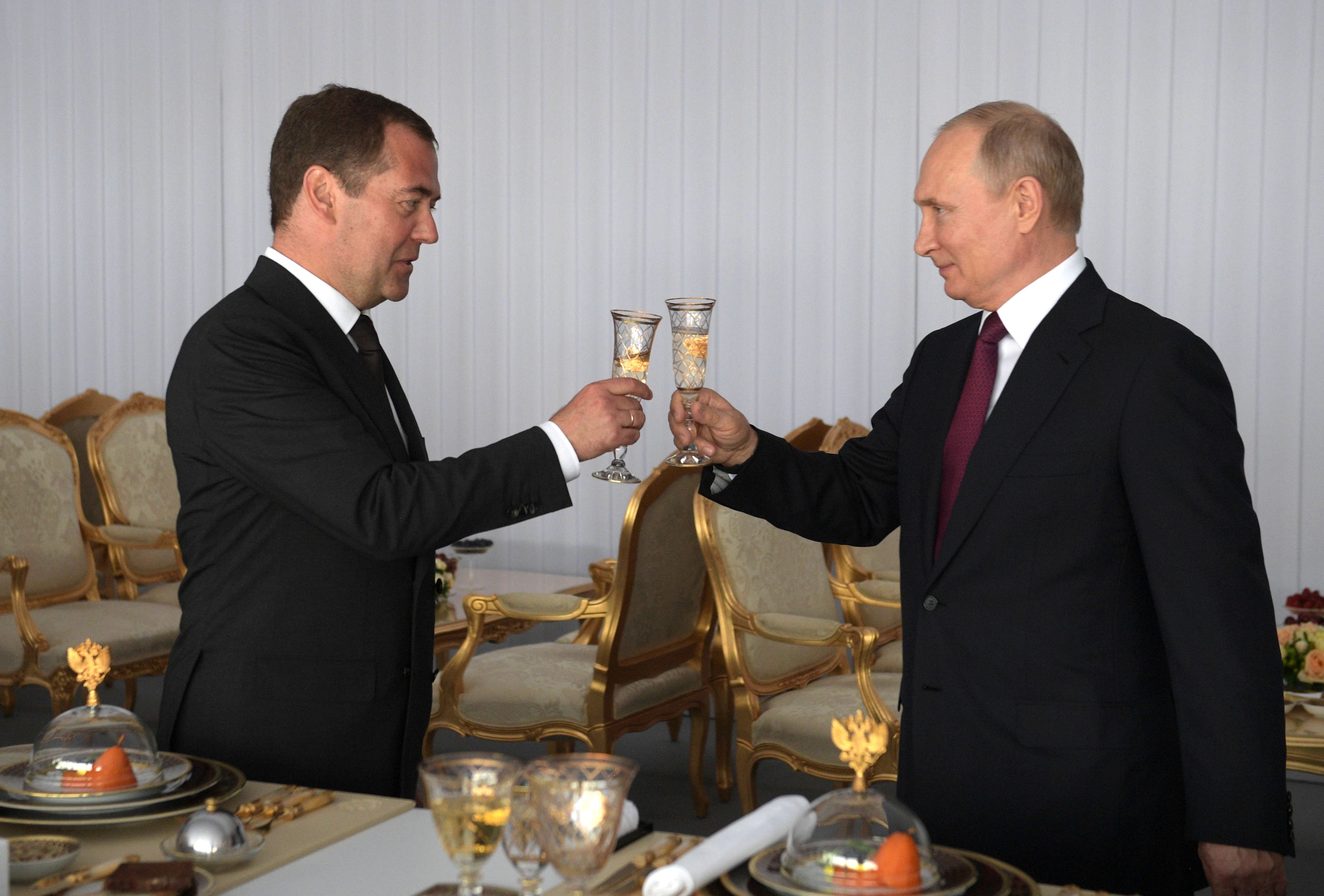 Putin stößt mit dem damaligen with Premier Dmitry Medwedew an (Archivfoto 2019)