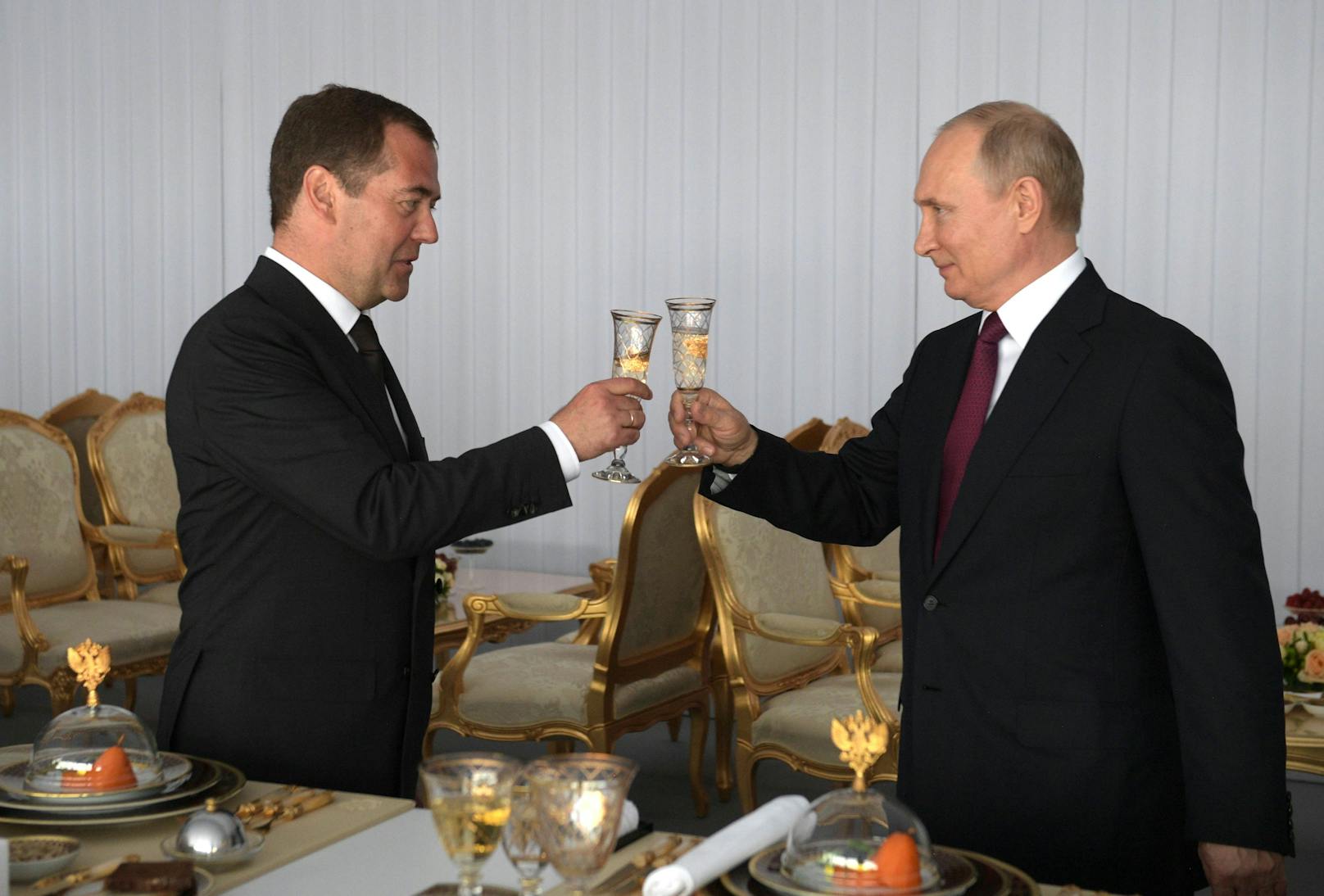 Putin stößt mit dem damaligen Premier Dmitri Medwedew an (Archivfoto 2019)