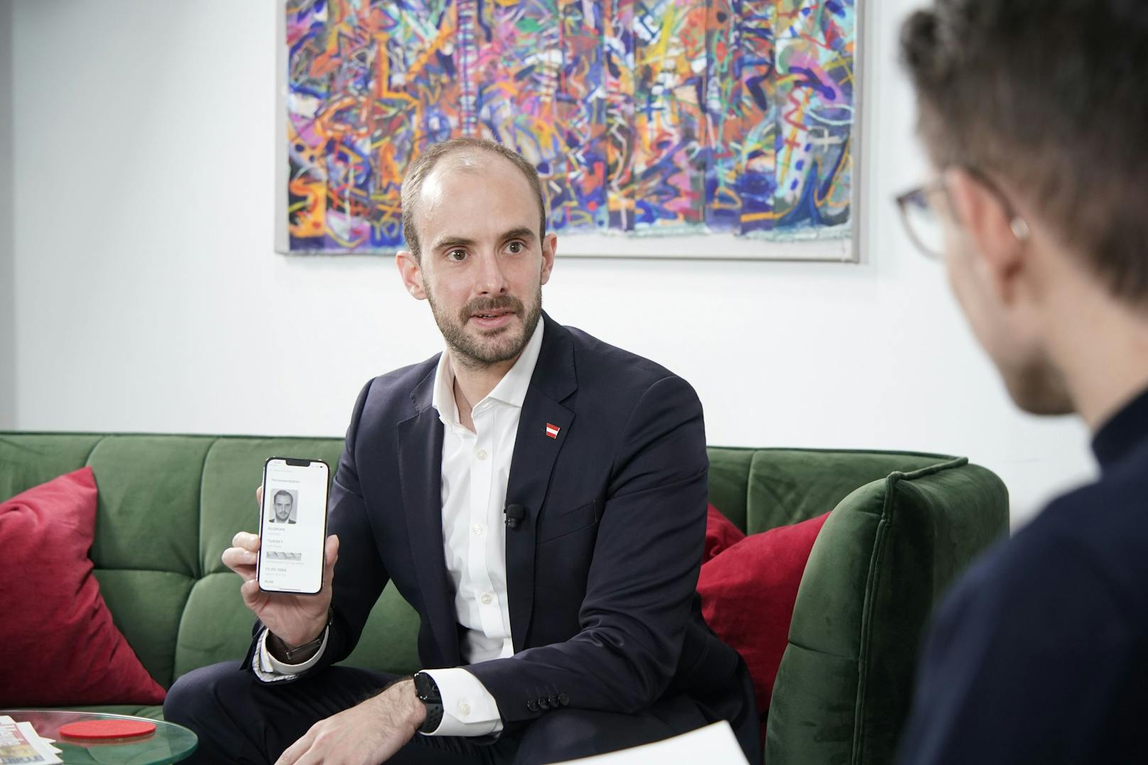 "Da hatte ich noch mehr Haare": Digitalisierungs-Staatssekretär Florian Tursky mit digitalem Führerschein