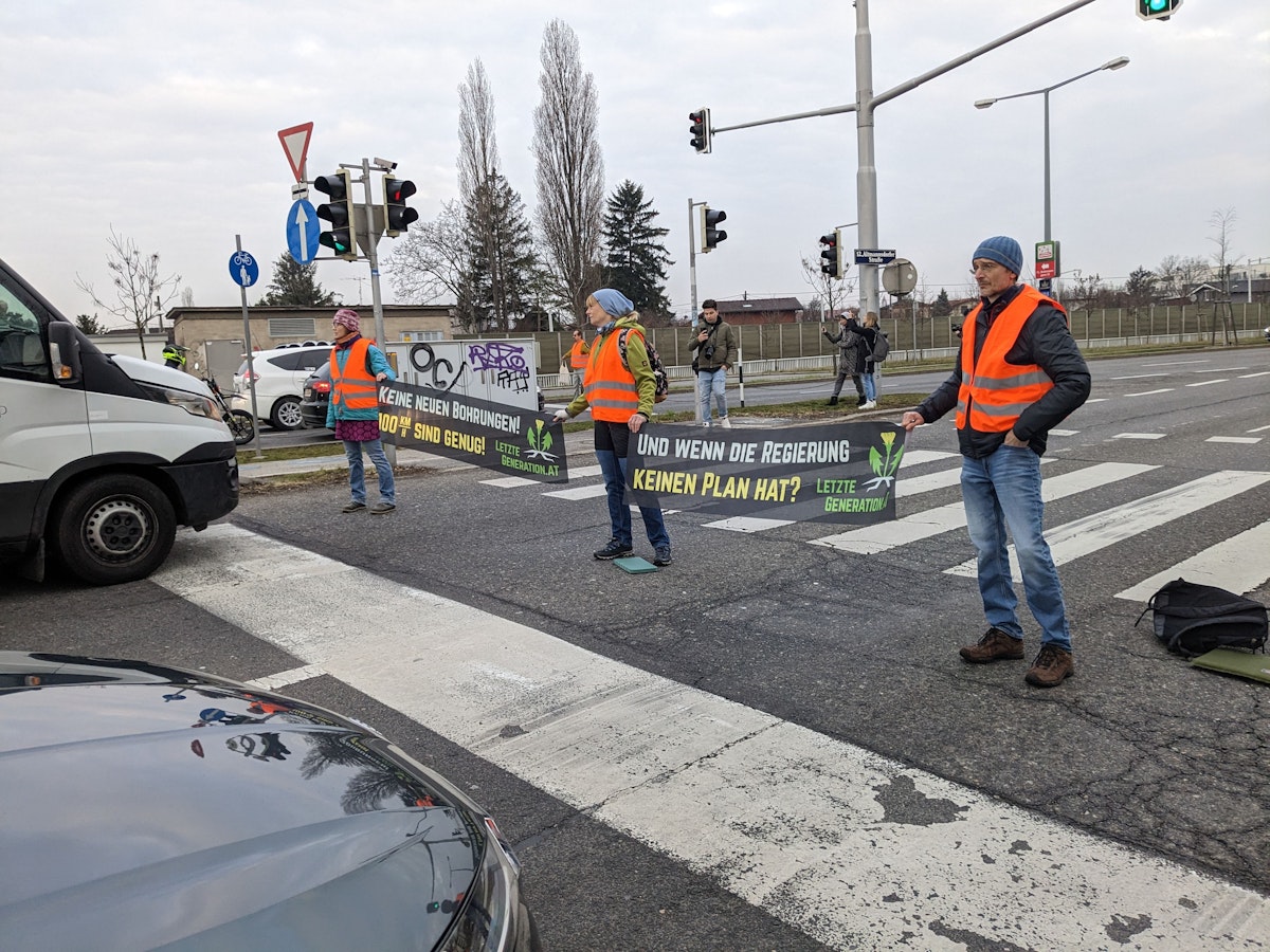 Auch am 23. Februar kam es zu neuen Straßenblockaden durch die Letzte Generation in Wien. Dieses Mal auf der Altmannsdorfer Straße (A23 Ausfahrt) und am Landstraßer Gürtel.