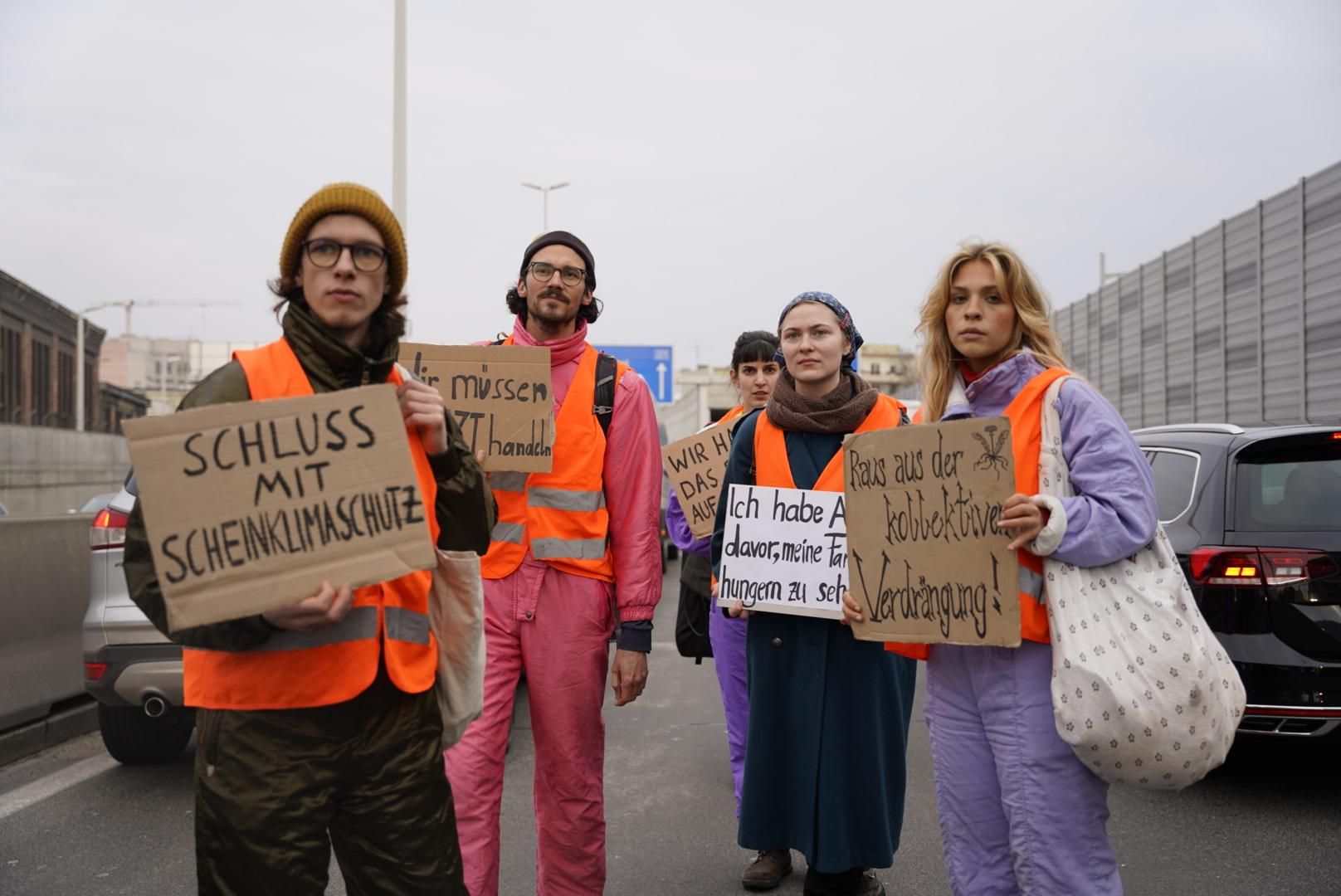 Auch am 23. Februar kam es zu neuen Straßenblockaden durch die Letzte Generation in Wien. Dieses Mal auf der Altmannsdorfer Straße, der A23 und am Landstraßer Gürtel.