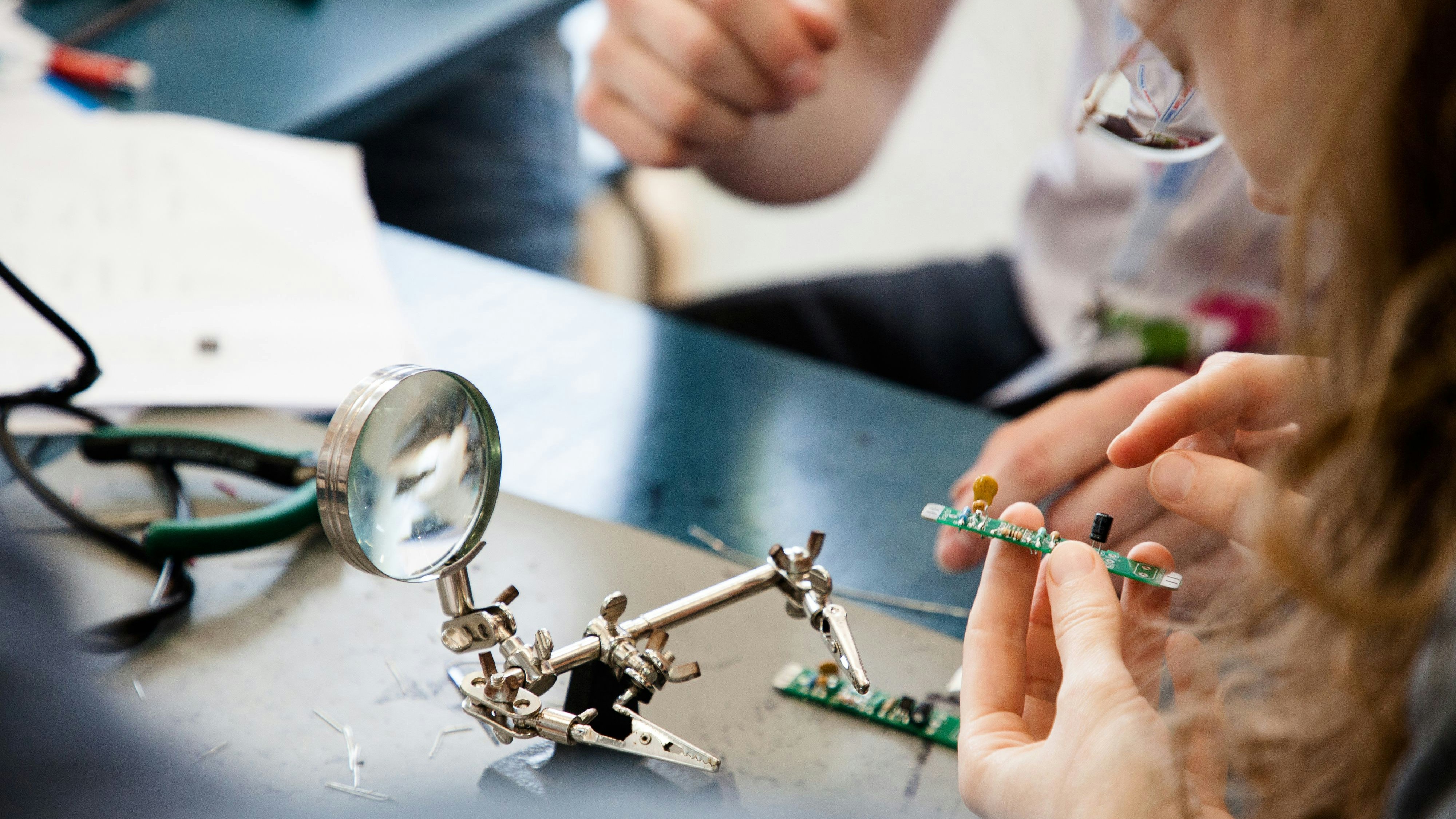 iFixit - Alltags-Elektronik selbst reparieren: Auch Fairphones wurden bei der vergangenen Messe zerlegt und auf die Bedeutung einer lebendigen Reparaturkultur hingewiesen&nbsp;