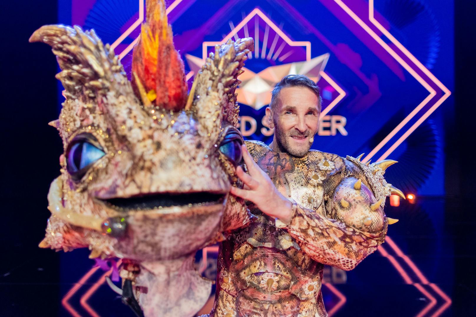 Bei der Pro7-Show "The Masked Singer" kam er 2022 als "Dornenteufel" bis ins Finale. Mark wurde Zweiter.