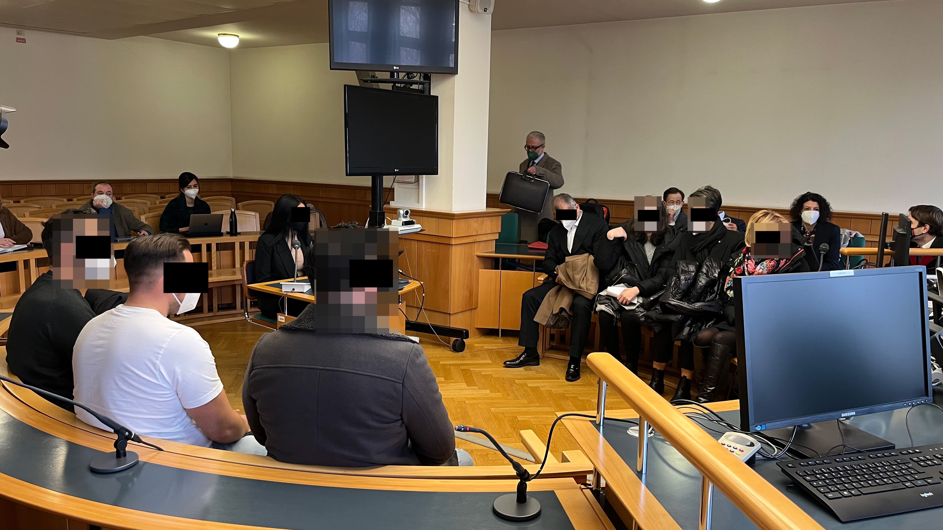 Alle acht Angeklagten saßen am Donnerstag am Wiener Landesgericht.