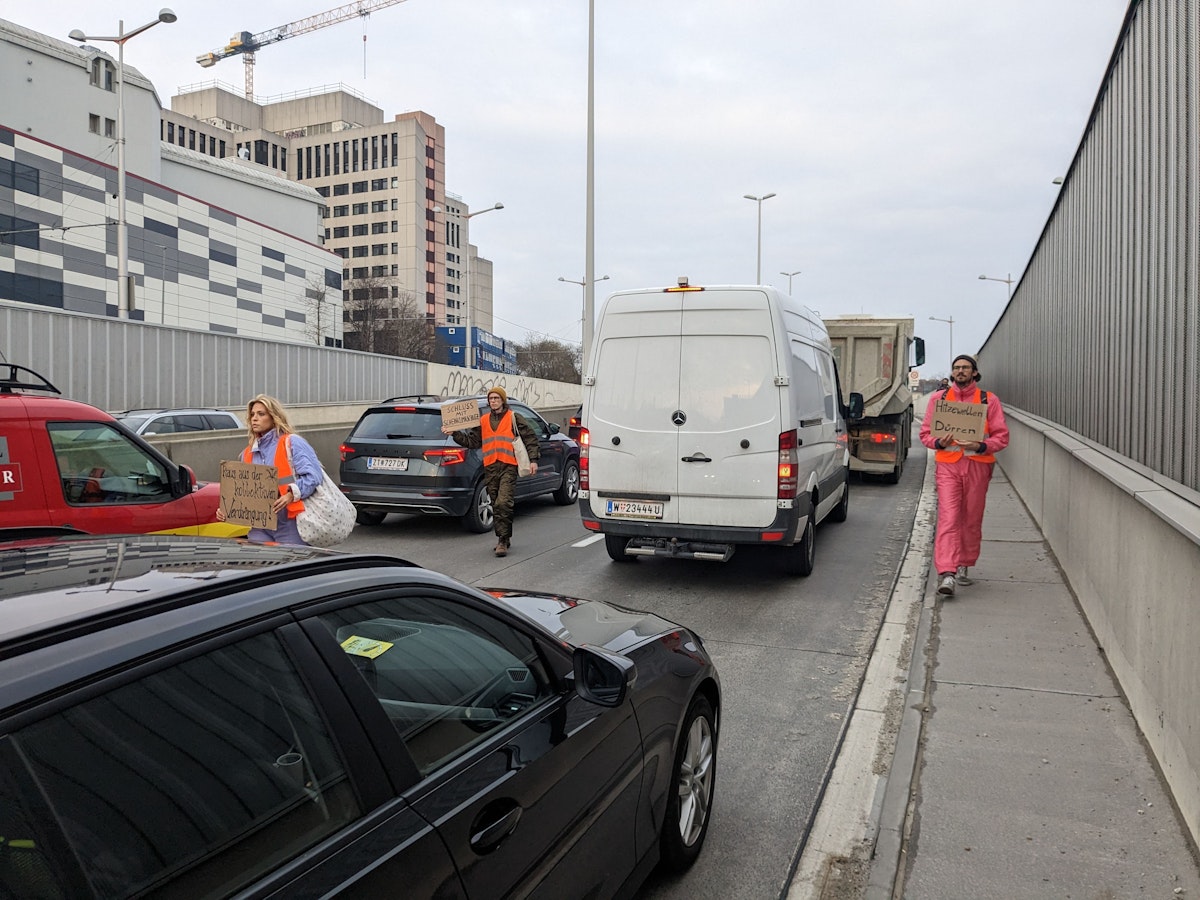 Auch am 23. Februar kam es zu neuen Straßenblockaden durch die Letzte Generation in Wien. Dieses Mal auf der Altmannsdorfer Straße (A23 Ausfahrt) und am Landstraßer Gürtel.