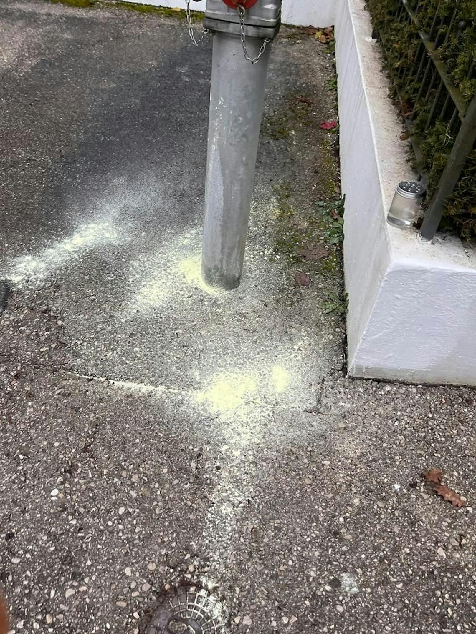 Klar ersichtlich an der Mauer rechts: Marmelade-Glas gefüllt mit Flüssigkeit und am Asphalt gelbes Pulver.&nbsp;