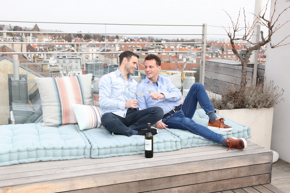 Matthias Lobner und Gerald Wunderer (v.l.) führen gemeinsam das Weingut Doktor Wunderer im Weinviertel. Sie pendeln auch für ihre Regenbogen-Familie zwischen Wien (Foto) und Niederösterreich.