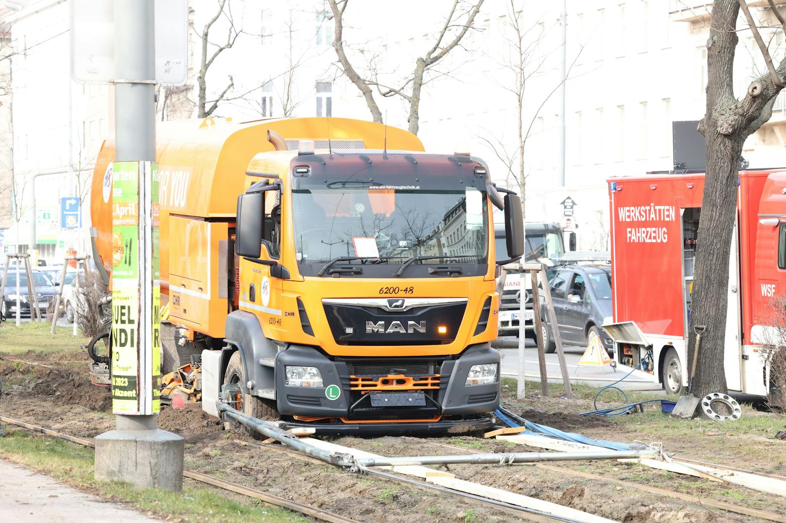 Donnerstagvormittag geriet ein Müllfahrzeug der MA48 auf das Grüngleis am Landstraßer Gürtel.