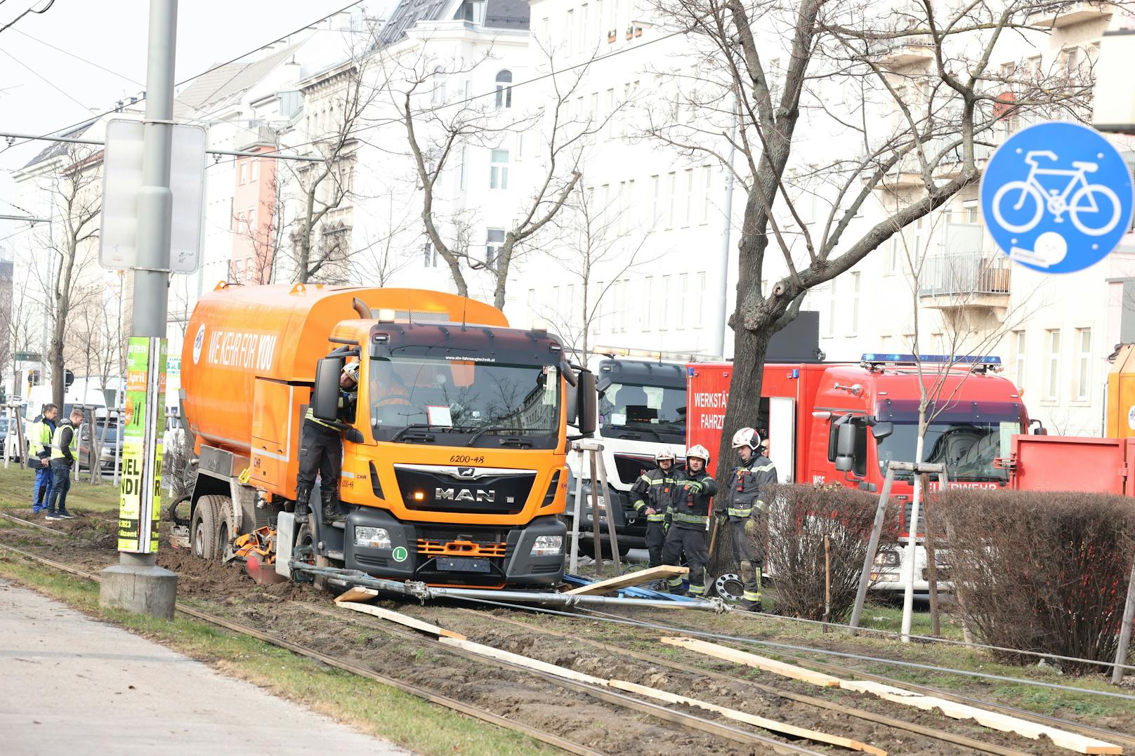 Donnerstagvormittag geriet ein Müllfahrzeug der MA48 auf das Grüngleis am Landstraßer Gürtel.