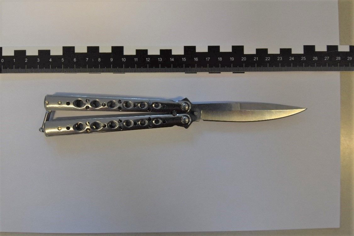 Mit diesem ein Butterflymesser soll der Jugendliche die Angestellte bedroht haben.