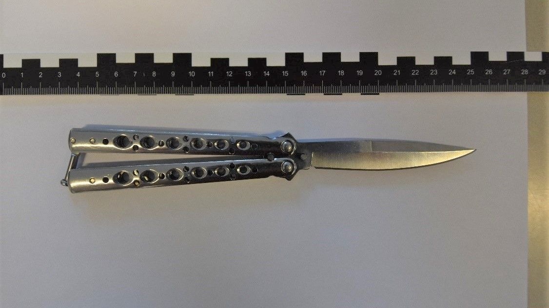 Mit diesem ein Butterflymesser soll der Jugendliche die Angestellte bedroht haben.