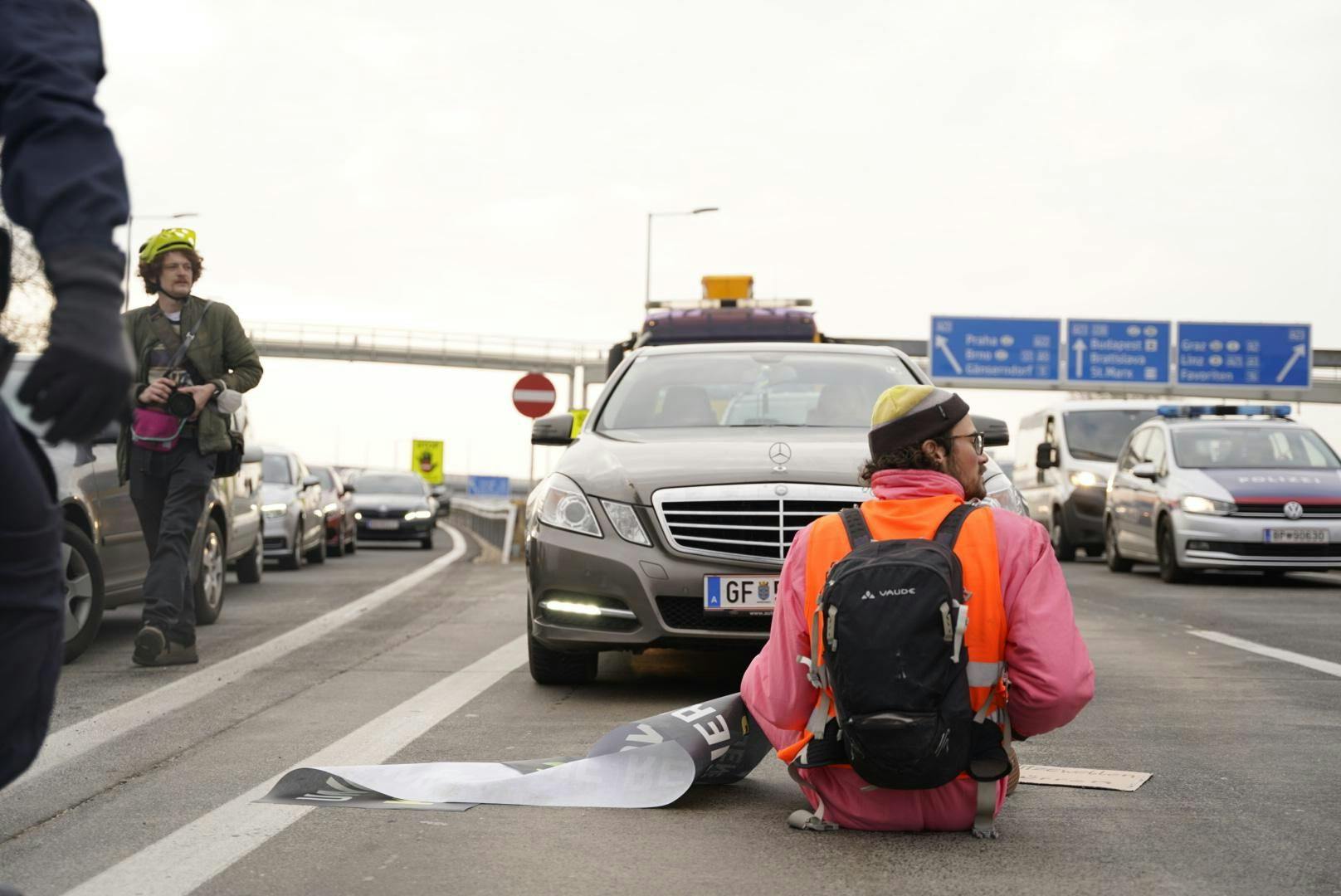 Auch die Autobahn wurde mit einer Sitzblockade von den Aktivisten lahmgelegt.