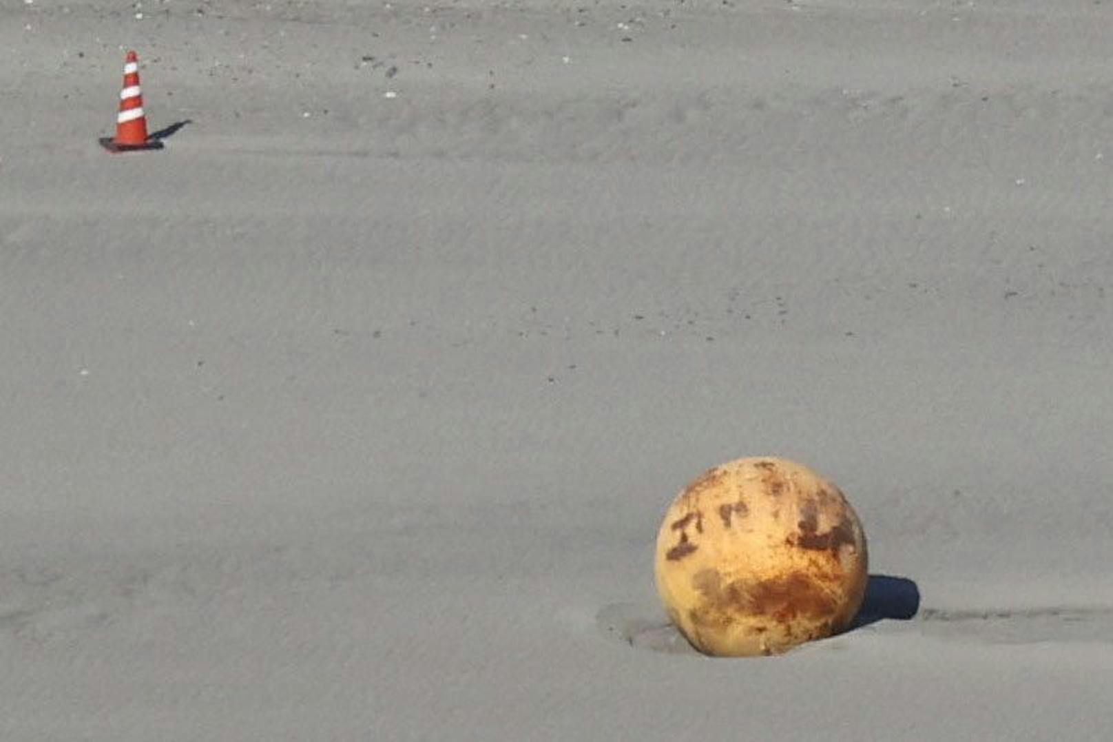 Kurz nachdem in den USA ein mutmaßlicher, chinesischer Spionageballon abgeschossen wurde, wird in der japanischen Stadt Hamamatsu jetzt eine mysteriöse Kugel am Strand gefunden.