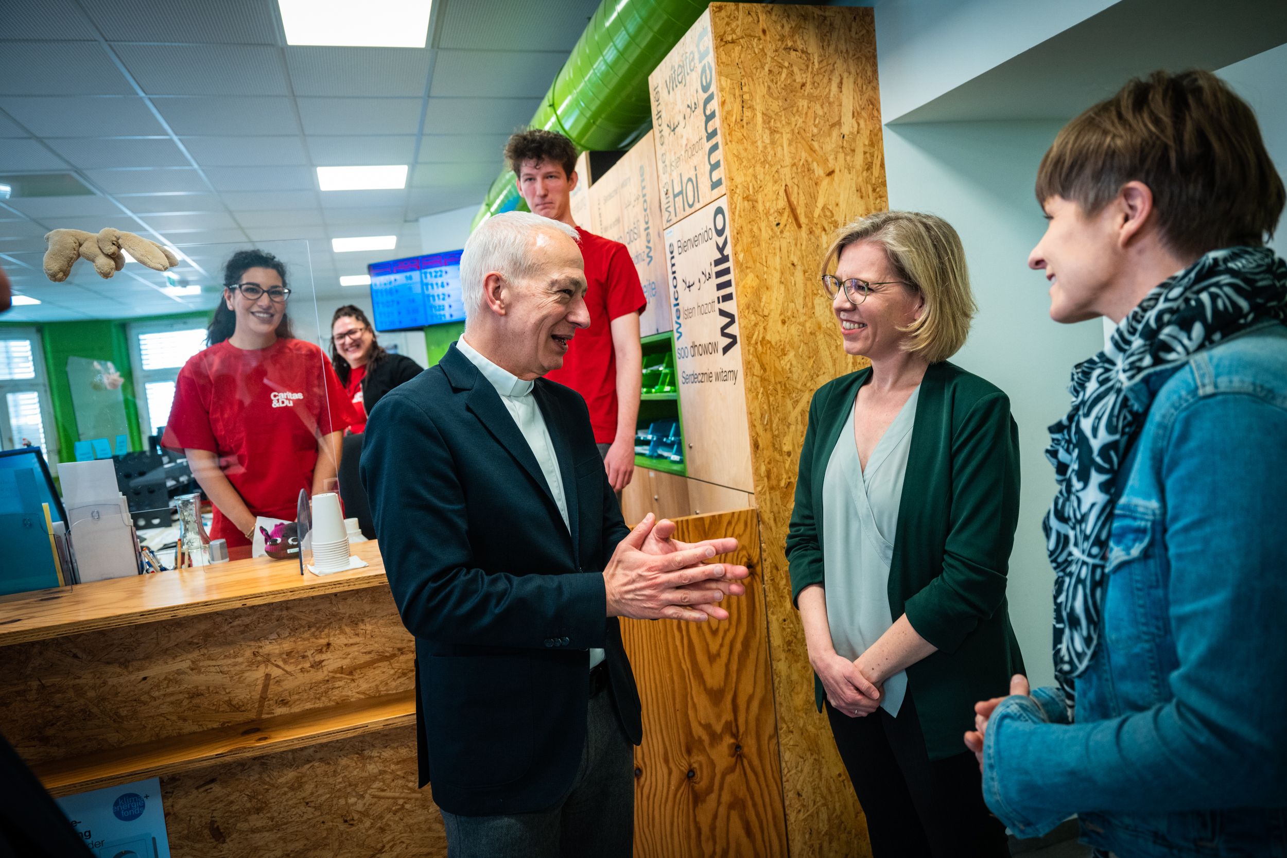 <strong>Leonore Gewessler</strong> (2.v.r.) und Caritas-Präsident <strong>Michael Landau</strong> bei der Präsentation der neuen Gerätetausch-Förderung.