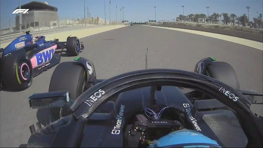 Ein Kabelsalat im Cockpit von Mercedes-Ass George Russell. 
