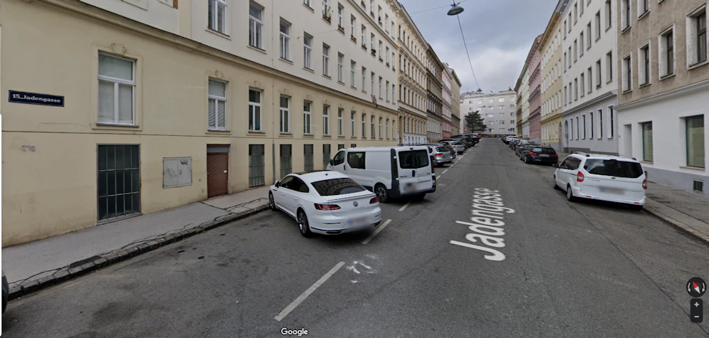 In der Jadengasse verstellten Rettungswägen wegen eines Notfalls die Durchfahrt. Ein Autofahrer rastete aus.