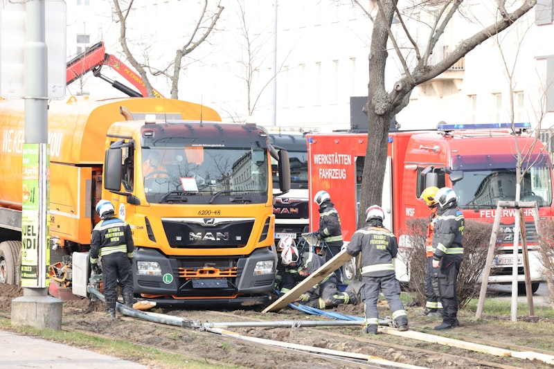 Donnerstagvormittag geriet ein Müllfahrzeug der MA48 auf das Grüngleis am Landstraßer Gürtel.