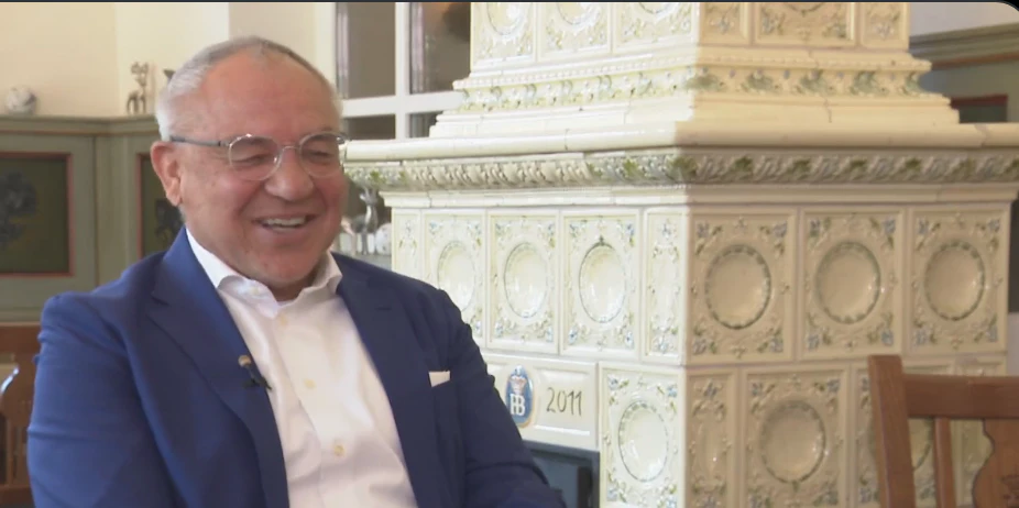 Felix Magath kann sich vor lachen kaum halten.
