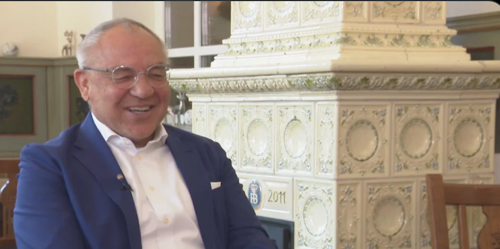 Felix Magath kann sich vor lachen kaum halten.